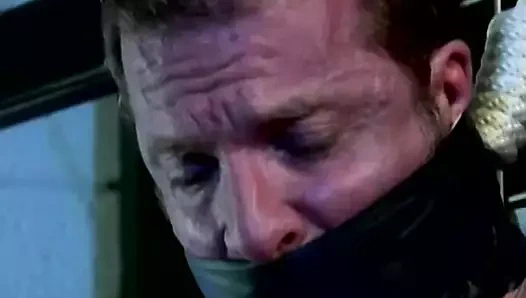 Derek bağlı ve taşaklarını sıkıca çekti