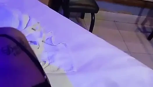 Arjantinli göt deliği bir otelde bir boğayla tanışıyor ve kocasına çok sert sikiliyor bir video gönderiyor