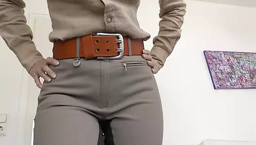 Güzel binici pantolon götümü şımartın ve aynı anda mastürbasyon yapıyor