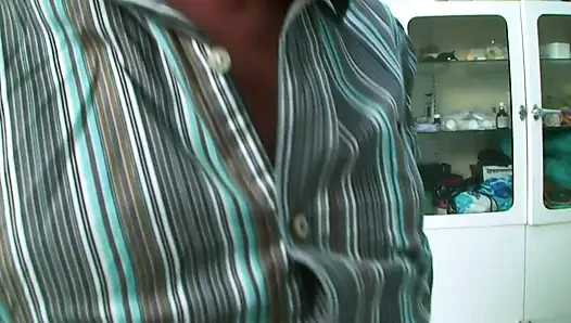 Doktorunda azıyor ve kendini hastanın yatağında siktiriyor