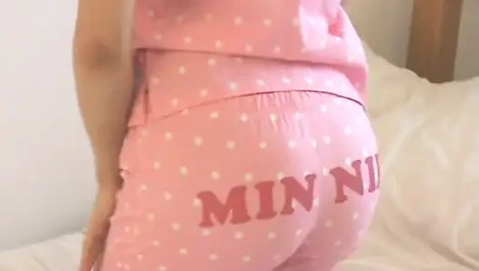 Süper ateşli genç esmer pijamasını çıkarıyor