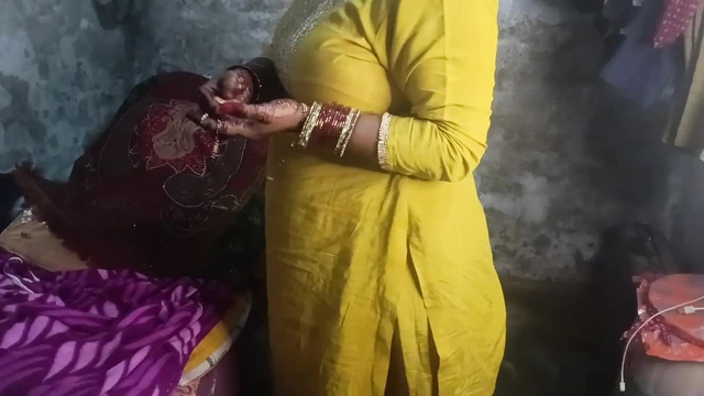 Üvey anne amını üvey oğluna yalatıyor ve götünü sert siktiriyor.