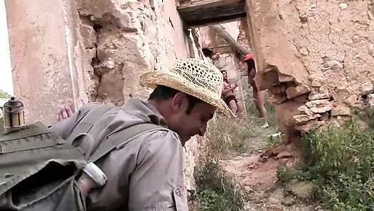 Hunter sikişmek için iki kız buldu