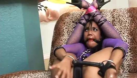 Azgın bebek sakso çektikten sonra büyük direk ıslak deliklerine girerken inliyor