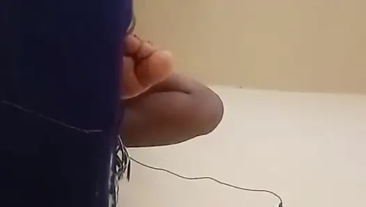 Yaşlı bir kadını çığlık atarken daha sert sikiyor