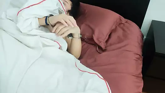 Üvey anne üvey oğlunu ayaklarıyla, külotlu çoraplı sevgilinin yanında zevk alıyor