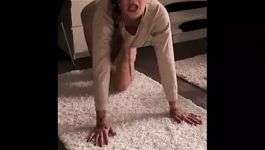 Bambiambita soyunuyor ve poledans ile alay ediyor