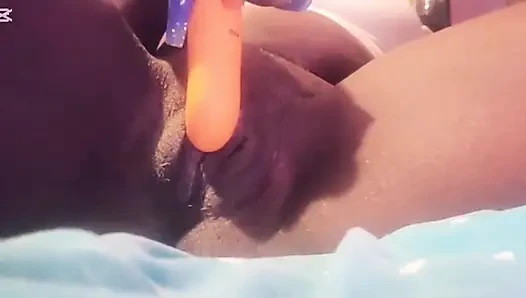 Orta yaşlı seksi kadın mia plajdan dönüyor ve amına mastürbasyon yapıyor.