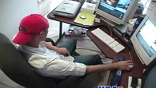 Pürüzsüz ve tonda bir vücut jack ile seksi adam onun büyük horoz kapalı