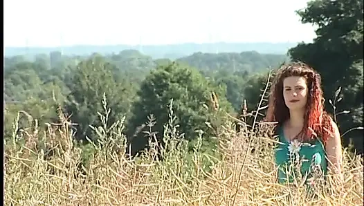 Büyük memeli kızıl saçlı genç kız açık havada elbisesini kaldırıyor