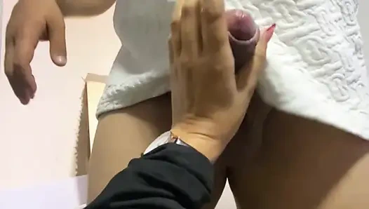 Ücret için geldi ve ona ödeme yapmadığı için onun yarağını emdim bölüm 1