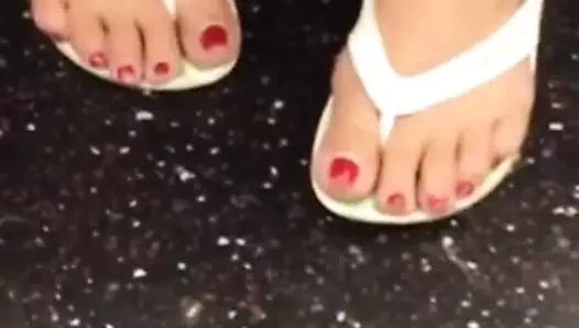 Parmak arası terlikli olgun ayaklar sevimli ayak tırnakları