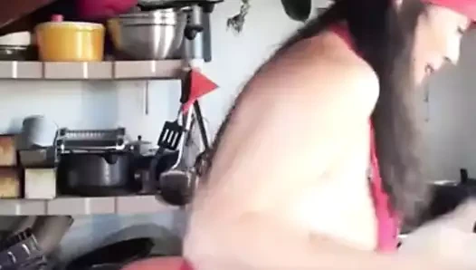 Sütyensiz büyük memeli talita şef 7