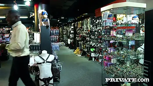 Rachel Adjani siyah et arzusunu tatmin ediyor