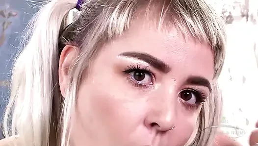 Bratty Wolfie pembenin yakın çekim manzaraları için kıllı ıslak amcığını genişçe yaymaktan daha fazla oynuyor.