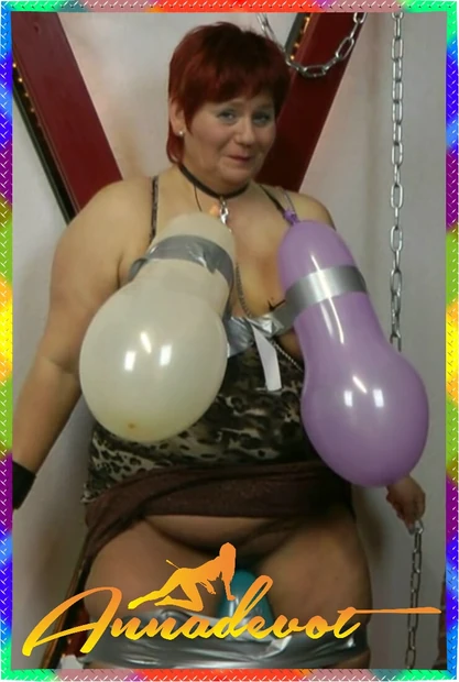 БДСМ пытка воздушными шарами - мой хозяин часто имеет грубые идеи и сегодня лопает воздушные шары на моих сиськах и бритой пизде.