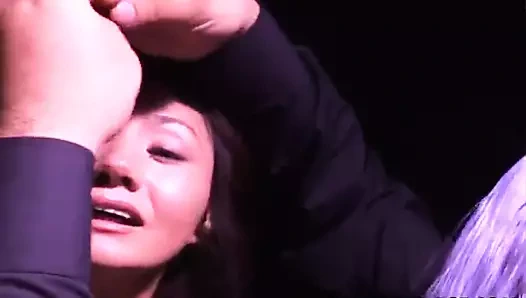 Sevimli küçük Japon sürtük gets bağlı yukarı ve Kullanılmış