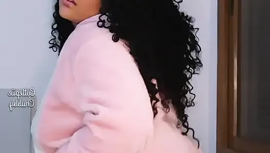 İri güzel kadın pijama striptiz ve twerk