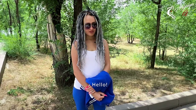 Sokakta tanışıyor ve evde sikiliyor - bir buket çiçek için kendini sikiyor.
