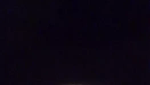 Karısı benim için arabada mastürbasyon yapıyor.