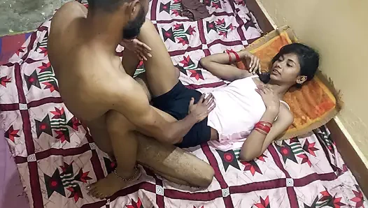 Ateşli Hintli köylü desi yenge göğüslerini sikiyor