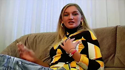 Almanya'dan ateşli sarışın hatun kalın bir penisle püskürtülüyor