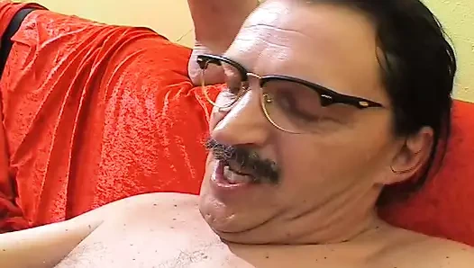 Süper vahşi Alman sürtük gets becerdin tarafından iki sert horoz dudes