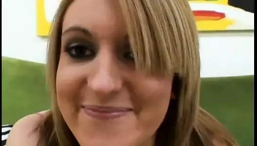 Sarışın, kanepede adamın sikini emmeden önce doğal göğüslerini sıkıştırıyor