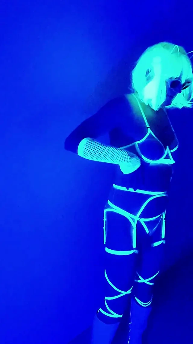 İç çamaşırlı neon travesti