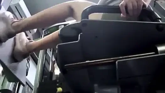 Spor salonu mastürbasyonu: Fit spor salonundaki azgın güzellik amına masaj yapıyor ve soyunma odasında bir bankta fışkırtıyor