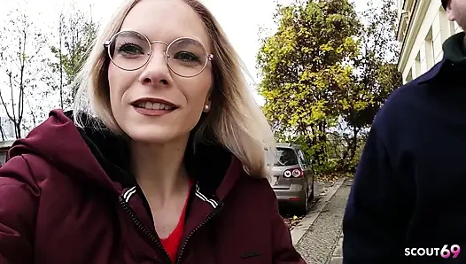 Alman kız arkadaş eş değiştirmeli 4'lü grup seks - iki sıska kız minik emily ve vivi vallentine sikiliyor