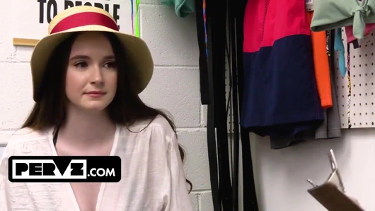 Bikinisi çok kolay çıkıyor: yüzüne boşalmasına izin verirse tatilinin tadını çıkarabilir