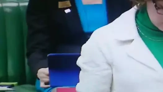 commens evinde naylon bacaklar çapraz