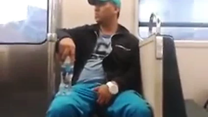 Str8 adam metroda şişkinliğini kapıyor