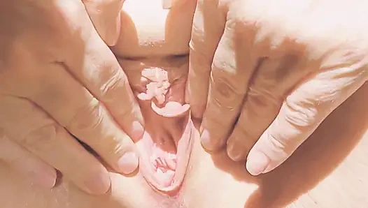 Azgın olgun çömeliyor, genişleyen amını açıyor ve parmaklıyor