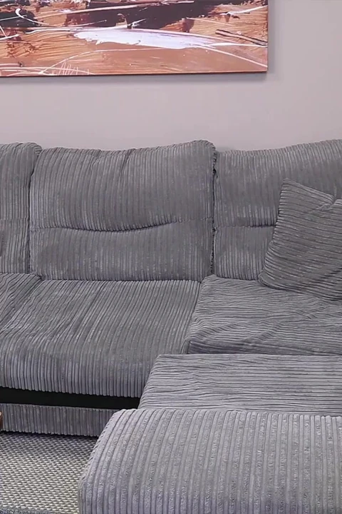Seksi dövmeli sürtük ile kanepede seks