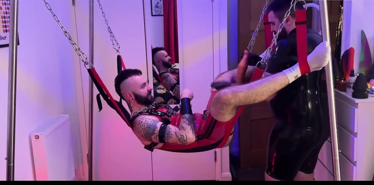 Yumruk sokma için dildolarla ısınıyor