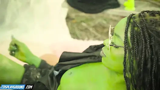 Ana Foxxx dev yeşil dildoyla Kenna James'i sikiyor ve birlikte boşalıyorlar, kötü porno cosplay parodi