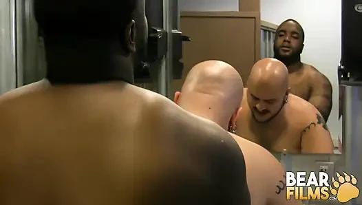 Bearfilms tombul ayı Nate W ve Tony Banks anal hardcore'un tadını çıkarıyor