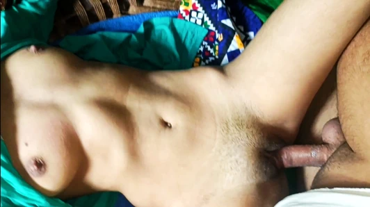 Hintli üniversiteli Müslüman kız üvey kız kardeşinin erkek arkadaşını sikiyor