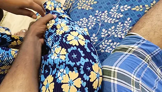 Evli kadınlar ve üvey kız kardeşi yatakta üçlü seks yapıyor