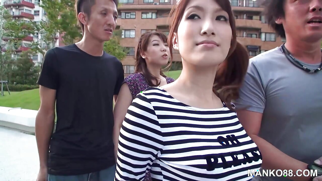 Utangaç Japon kankalar işe başlıyor! Manko88'in dörtlü seksi