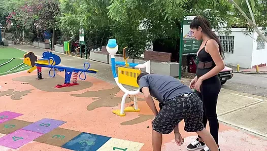 Parkta yabancıyla oynadım ve onu lezzetli sikişmeye davet ettim.