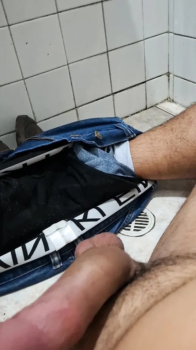 Genç adam boşalana kadar mastürbasyon yapıyor