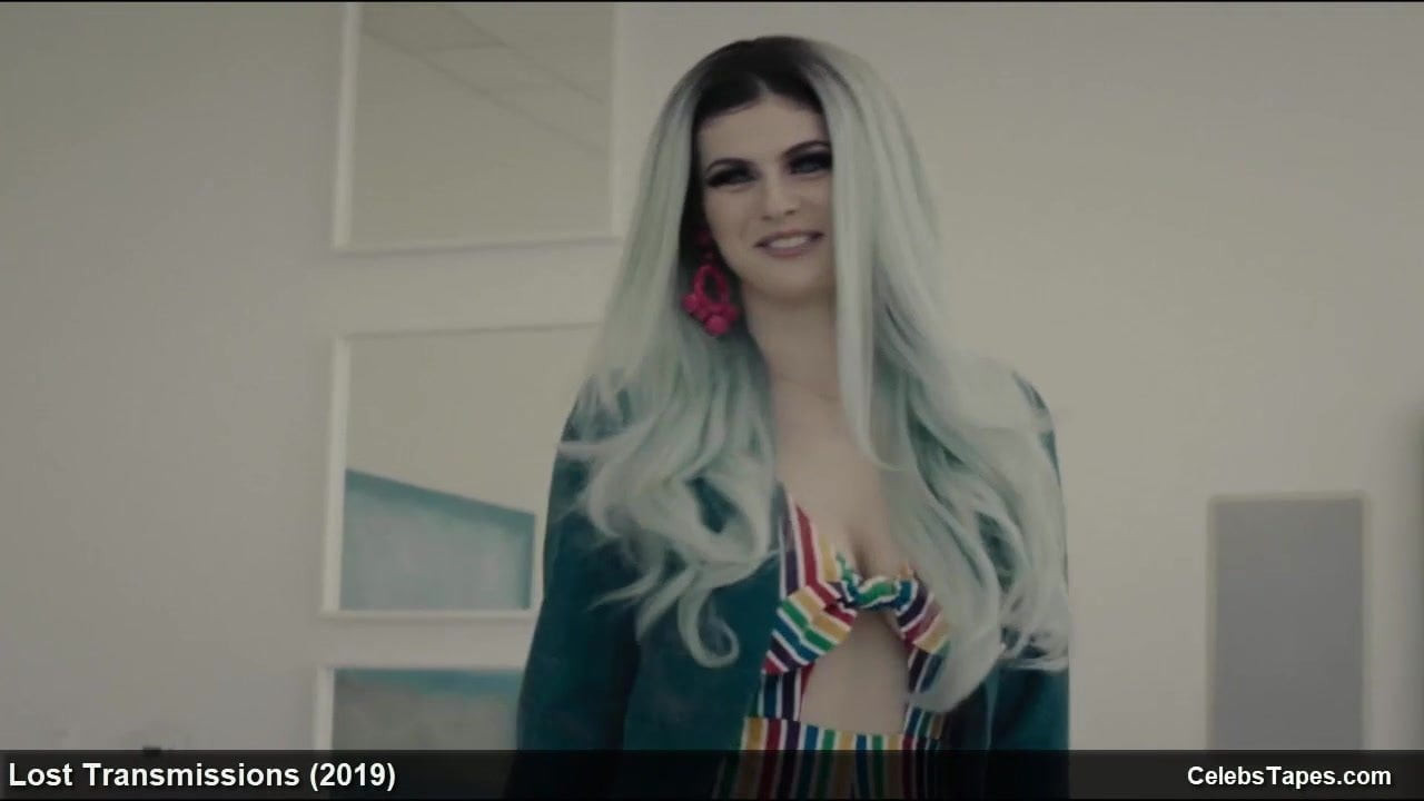 Alexandra Daddario ve Juno Temple seksi film sahneleri