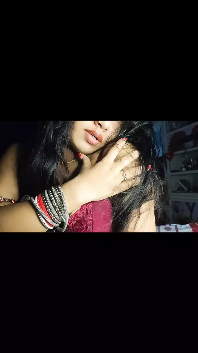 Seksi piyali'nin ateşli bir vücudu var - tadını çıkarın