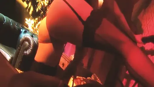 Şık üçlü grup seks sahne-3_elegant büyük memeli sarışın iç çamaşırlı olgun yarakla sikişiyor