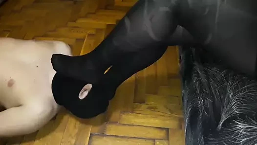 Baskın üvey anne bacaklarını öpme emri verir. ayak fetişi