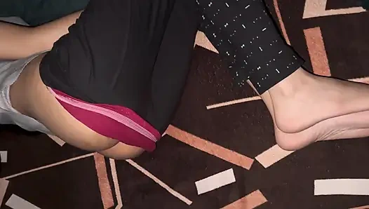 Genç Üvey Kız Kardeşiyle Yatağı Paylaştı Ve Sıkı Amını Sikti