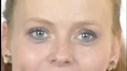 Doğal kızıl kullanma bir yapay penis ve emme horoz